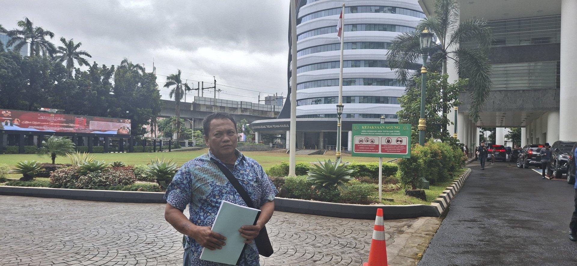 Keterangan foto : penggiat anti Korupsi asal Jepara Heryanto kepada awak media Kejaksaan Agung Jakarta, Kamis (18/12/2025)