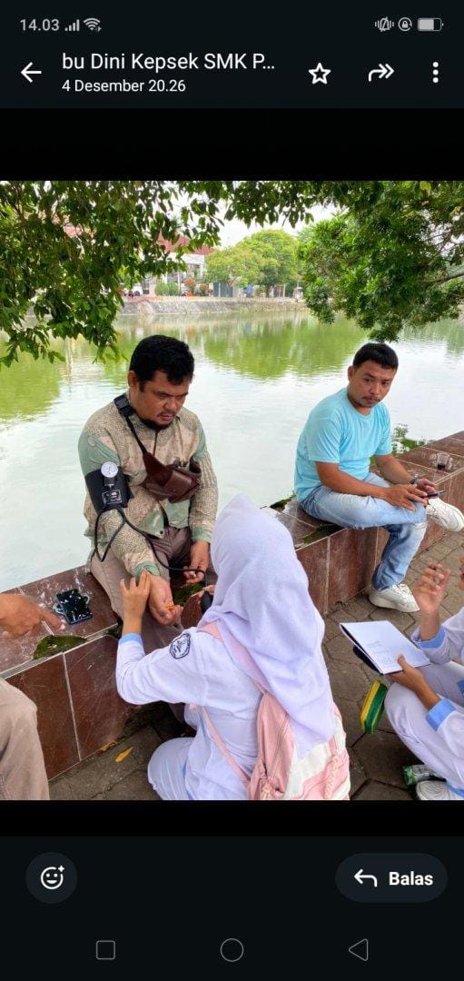 Keterangan poto : Peserta Didik SMK PGRI Rangkasbitung saat melakukan kegiatan outing class, mengecak kesehatan masyarakat di kawasan Rangkasbitung secara gratis pada 5/12/2025