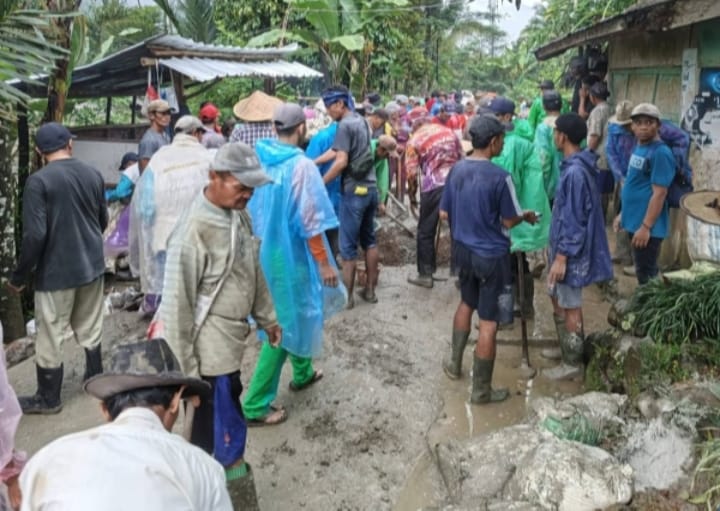 Foto: Ratusan hingga ribuan warga di Kecamatan Sobang berbondong-bondong turun ke lapangangotong royong Cor Jalan Lintas Desa Ciparasi–Majasari.