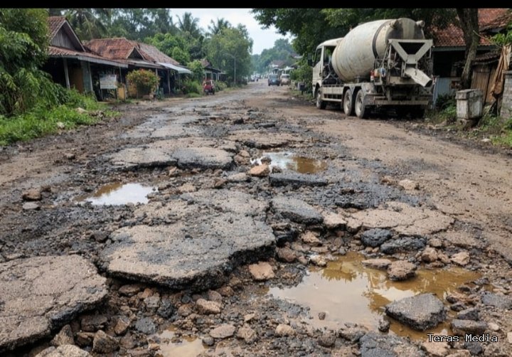 Keterangan foto: Kondisi jalan lingkungan yang rusak parah di Kampung Nameng, Desa Sukamanah, Kecamatan Rangkasbitung, Kabupaten Lebak, Senin (29/12/2025).