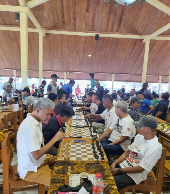 Keterangan poto : Ratusan pecatur baik senior maupun yuniot antusias ikuti lemba yang di selenggarakan oleh Club Catur Lebak yang di suport oleh Kadin dan Pemkab Lebak