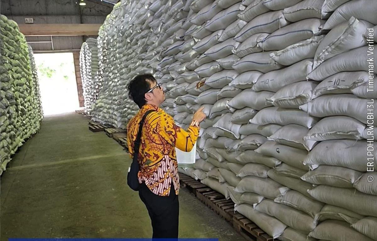Keterangan foto : Perum Bulog Lebak dan Pandeglang Muhammad Syaukani, Minggu (21/12/2025)