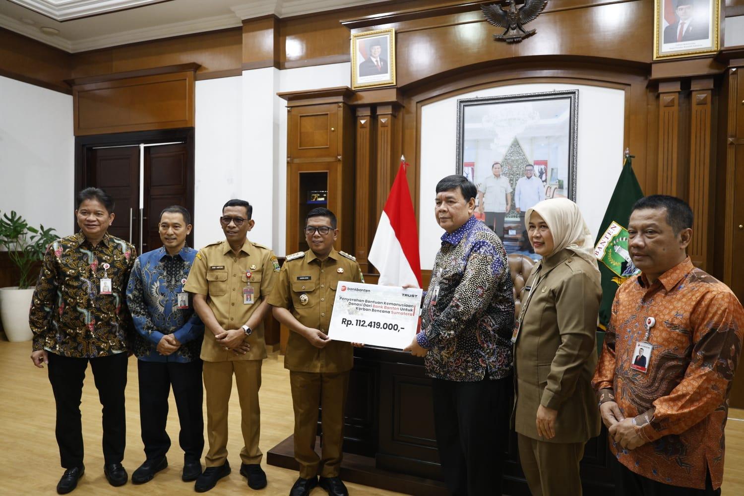 Foto: Bank Banten Salurkan Bantuan Untuk Korban Bencana Sumatra.