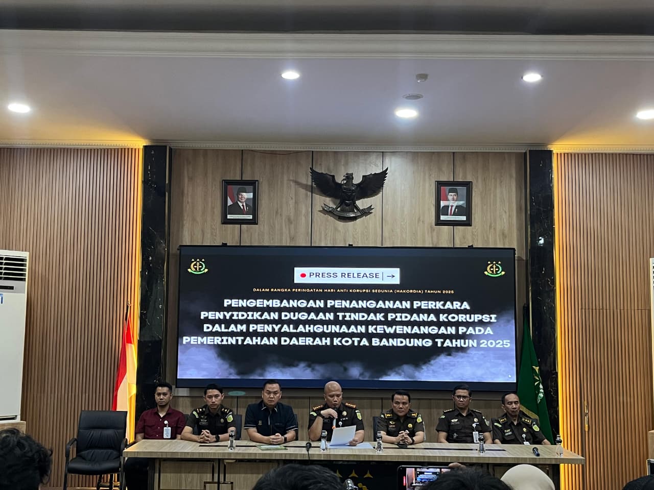 Keterangan foto : Wakil Wali Kota Bandung Erwin (E) ditetapkan sebagai tersangka oleh Kejaksaan Negeri (Kejari) Bandung, Rabu (10/12/2025)