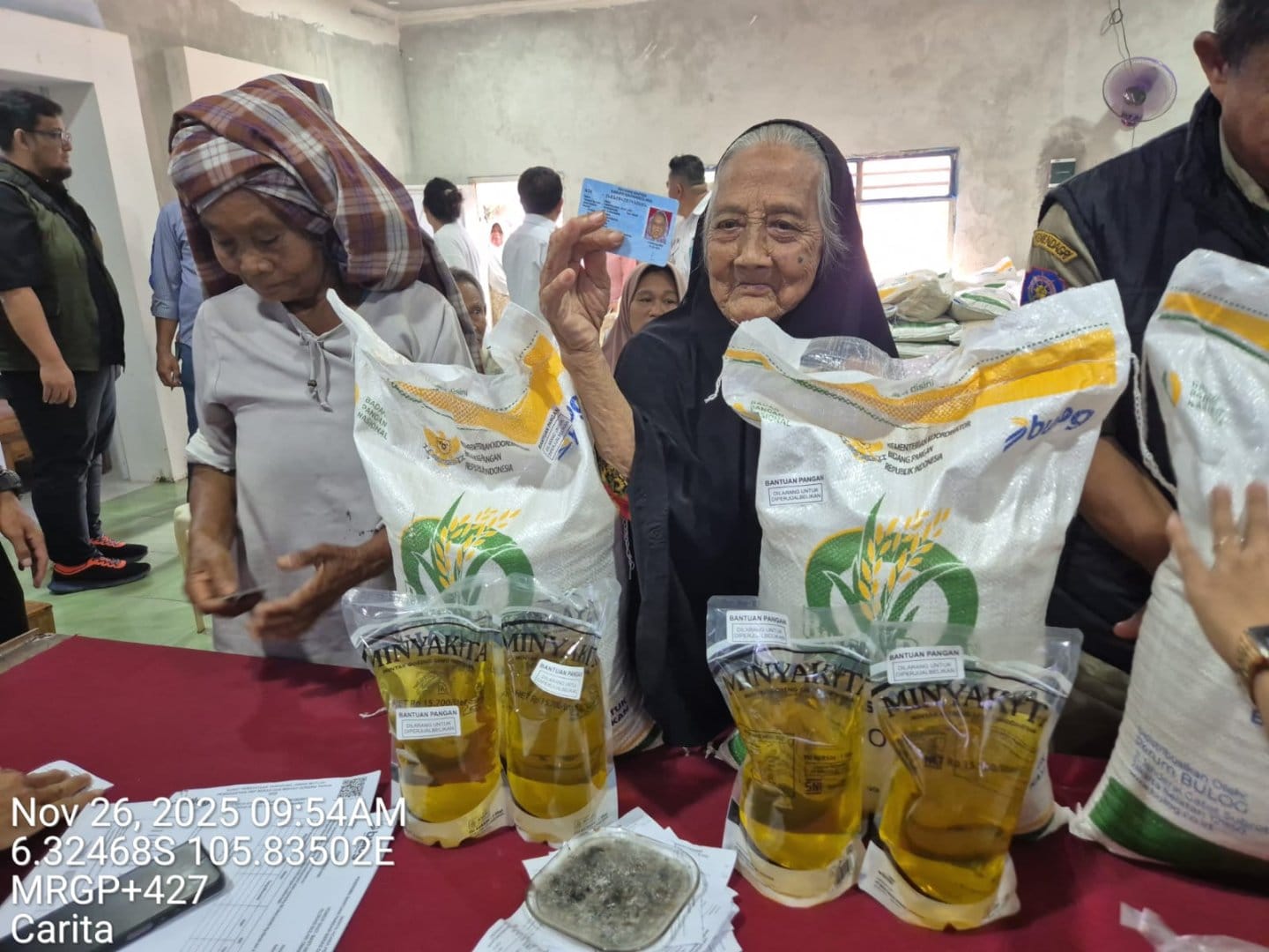 Keterangan foto : Masyarakat mendapat bantuan pangan dari pemerintah, Selasa (23/12/2025)