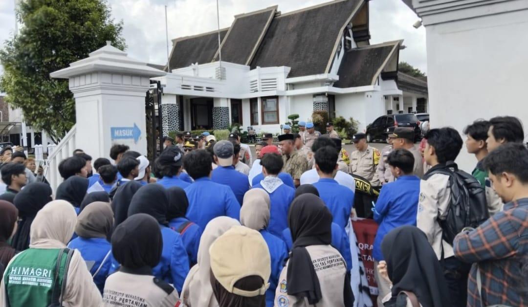 Foto: BEM Fakultas Pertanian Universitas Muhammadiyah Sukabumi (UMMI) dan Keluarga Besar Mahasiswa (KBM) Fakultas Pertanian UMMI.