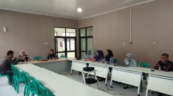Keterangan poto : Perwakilan Rumah Sakit Ajidaro saat di konformasi Awak Media , terkait adanya keluhan masyrakat terkait pelayanan