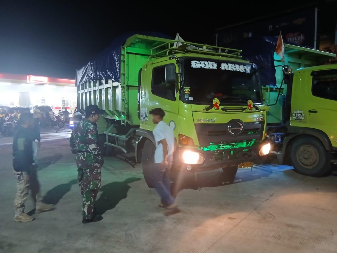 Foto: Anggota Koramil Maja Memberhentikan Truk Galian C yang melanggar jam Operasional, Minggu (7/12/2025).