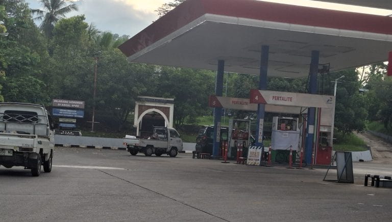 Kelangkaan Pertalite di SPBU Kadu Pereng, Warga Keluhkan Harus Antre Pertamax Pandeglang, 11 Mei 2025 — SPBU Kadu Pereng yang berlokasi di Kelurahan Cigadung, Kecamatan Cadasari, Kabupaten Pandeglang, Banten, dilaporkan mengalami kelangkaan Pertalite. Akibatnya, masyarakat yang ingin membeli bahan bakar bersubsidi tersebut terpaksa harus mengantre untuk mendapatkan Pertamax yang harganya jauh lebih mahal. Kondisi ini memicu keluhan dari warga. Deny, salah satu pembeli yang ditemui di lokasi, mengungkapkan rasa kecewanya. “Kalau beli Pertalite saja susah dan akhirnya harus beli Pertamax yang lebih mahal, rasanya seperti rakyat kecil yang jadi korban. Sementara kalau soal korupsi di Pertamina, tidak pernah diusut tuntas,” ujarnya. Sebagian warga menduga kelangkaan ini merupakan sinyal bahwa Pertalite akan segera dihapus dari peredaran. Dugaan tersebut muncul di tengah berbagai isu negatif terkait kasus dugaan mega korupsi di tubuh Pertamina, yang disebut-sebut merugikan negara hingga triliunan rupiah. "Negara ini seperti sedang tidak baik-baik saja. Seharusnya pejabat yang terlibat korupsi segera dicopot dan diusut hingga ke pucuk pimpinan, termasuk soal kasus oplosan minyak kemarin," tambah Deny. Saat dimintai keterangan, petugas SPBU hanya memberikan jawaban singkat: “Kosong, Pak.”