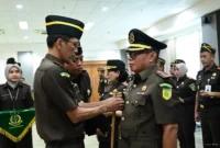 Keterangan foto : Kepala Kejaksaan Tinggi Jawa Barat (Kajati Jabar) Dr. Hermon Dekristo melantik tiga Kajari di Wilayah hukumnya, Senin (13/1/2026)