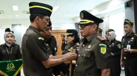 Keterangan foto : Kepala Kejaksaan Tinggi Jawa Barat (Kajati Jabar) Dr. Hermon Dekristo melantik tiga Kajari di Wilayah hukumnya, Senin (13/1/2026)