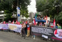 Keterangan foto : Ratusan massa dari- Himpunan Aktivis Milenial Indonesia (HAM-I) melakukan aksi di depan Kejaksaan Agung RI, Kamis (15/1/2026)
