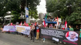 Keterangan foto : Ratusan massa dari- Himpunan Aktivis Milenial Indonesia (HAM-I) melakukan aksi di depan Kejaksaan Agung RI, Kamis (15/1/2026)