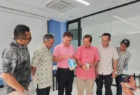 Keterangan foto : Managing Director PT Lami Packaging Indonesia Hongbiao Li (ketiga dari kiri) dan PR Manager PT Lami Packaging Indonesia, Ahmad Rizalmi (keempat dari kiri) saat menunjukkan contoh kemasan aseptik produk Lamipak di sela acara Konferensi Pers Anugerah Jurnalistik Lamipak 2026 di HO Lamipak Indonesia, Cikande, Serang, Banten, Selasa (20/1/2026).