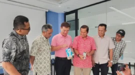 Keterangan foto : Managing Director PT Lami Packaging Indonesia Hongbiao Li (ketiga dari kiri) dan PR Manager PT Lami Packaging Indonesia, Ahmad Rizalmi (keempat dari kiri) saat menunjukkan contoh kemasan aseptik produk Lamipak di sela acara Konferensi Pers Anugerah Jurnalistik Lamipak 2026 di HO Lamipak Indonesia, Cikande, Serang, Banten, Selasa (20/1/2026).