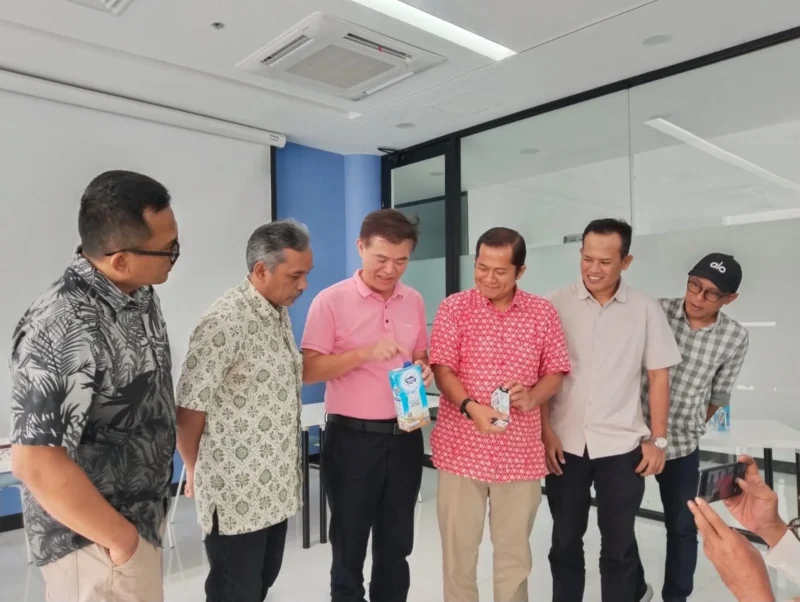 Keterangan foto : Managing Director PT Lami Packaging Indonesia Hongbiao Li (ketiga dari kiri) dan PR Manager PT Lami Packaging Indonesia, Ahmad Rizalmi (keempat dari kiri) saat menunjukkan contoh kemasan aseptik produk Lamipak di sela acara Konferensi Pers Anugerah Jurnalistik Lamipak 2026 di HO Lamipak Indonesia, Cikande, Serang, Banten, Selasa (20/1/2026).