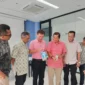 Keterangan foto : Managing Director PT Lami Packaging Indonesia Hongbiao Li (ketiga dari kiri) dan PR Manager PT Lami Packaging Indonesia, Ahmad Rizalmi (keempat dari kiri) saat menunjukkan contoh kemasan aseptik produk Lamipak di sela acara Konferensi Pers Anugerah Jurnalistik Lamipak 2026 di HO Lamipak Indonesia, Cikande, Serang, Banten, Selasa (20/1/2026).