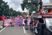 Keterangan foto : Himpunan Aktivis Milenial demo di depan KPK Minta periksa Dr Robert Leonard, Senin (26/1/2026)