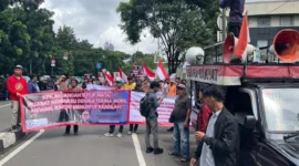Keterangan foto : Himpunan Aktivis Milenial demo di depan KPK Minta periksa Dr Robert Leonard, Senin (26/1/2026)