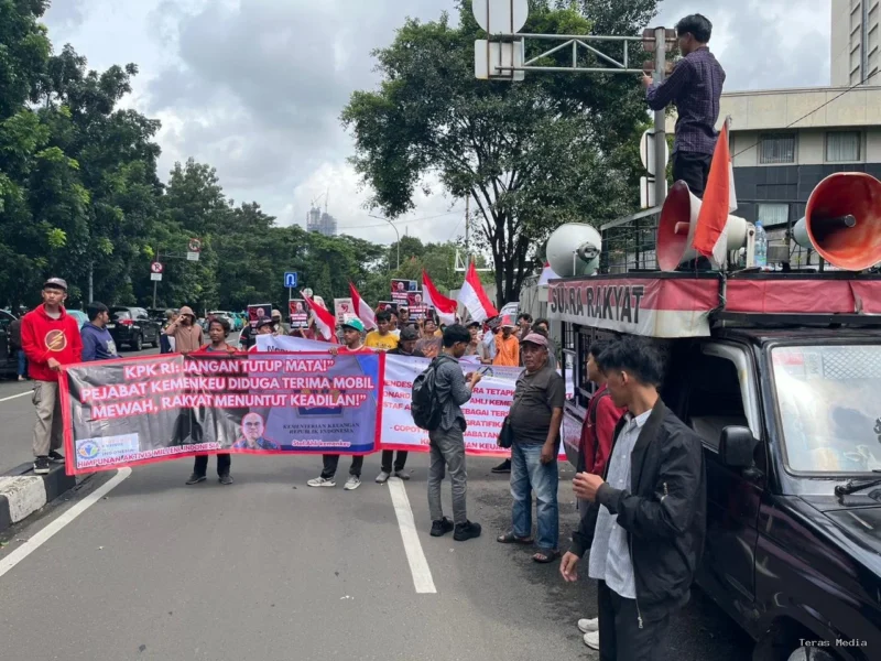 Keterangan foto : Himpunan Aktivis Milenial demo di depan KPK Minta periksa Dr Robert Leonard, Senin (26/1/2026)