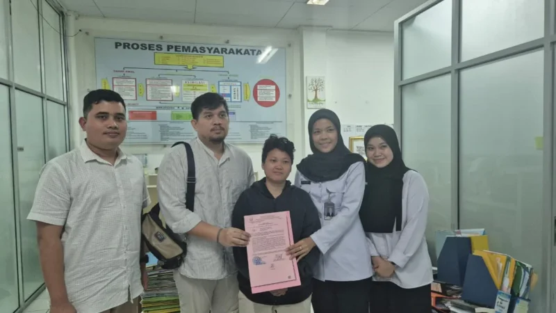 Keterangan foto : Tim Tangkap Buronan (Tabur) Kejaksaan Negeri (Kejari) Jakarta Utara (Jakut) berhasil melakukan penangkapan atau ekseskusi terhadap seorang terpidana atas nama Ate Apriyanti, Jumat (16/1/2026)