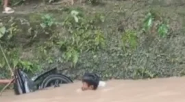 Keterangan foto: insiden Jembatan gantung di Kecamatan Wanasalam, Kabupaten Lebak, ambruk, mengakibatkan pelajar terjatuh ke sungai.