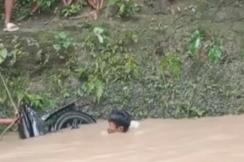 Keterangan foto: insiden Jembatan gantung di Kecamatan Wanasalam, Kabupaten Lebak, ambruk, mengakibatkan pelajar terjatuh ke sungai.
