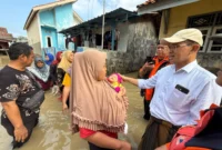 Keterangan foto: Anggota Komisi VIII DPR RI, KH Maman Imanulhaq, mengunjungi lokasi bencana banjir di Desa Mulyasari.