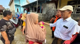Keterangan foto: Anggota Komisi VIII DPR RI, KH Maman Imanulhaq, mengunjungi lokasi bencana banjir di Desa Mulyasari.