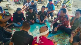 Keterangan poto : Sekretaris Daerah (Sekda) Kab Lebak bersama kepala OPD saat menemui relawan penggalangan donasi Huntara Cigobang di posko Donasi depan Kantor Bupati pada 25/1/2026