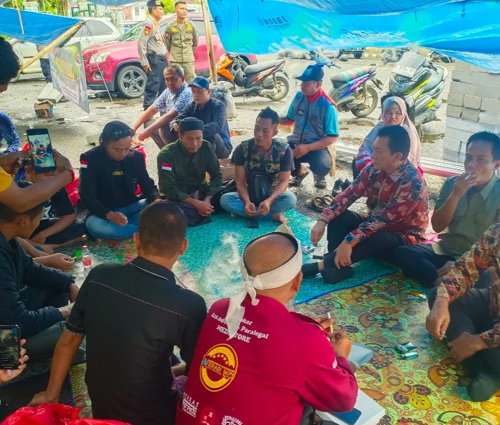 Keterangan poto : Sekretaris Daerah (Sekda) Kab Lebak bersama kepala OPD saat menemui relawan penggalangan donasi Huntara Cigobang di posko Donasi depan Kantor Bupati pada 25/1/2026