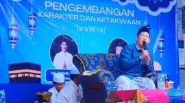 Keterangan poto : Penceramah dari KUA KecMatan Maja, saat memberikan Tausyiaah dalam acara Isra Mi'raj 1448 Hijriaj yang di gelar SMAN 2 Maja Kab Lebak Banten, pada 15 Januari 2026