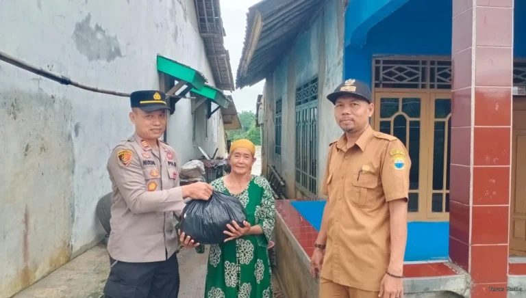 teras-media_dgUZObRK Kapolsek Cikulur Salurkan Bantuan Sembako untuk Korban Longsor di Lebak I Teras Media