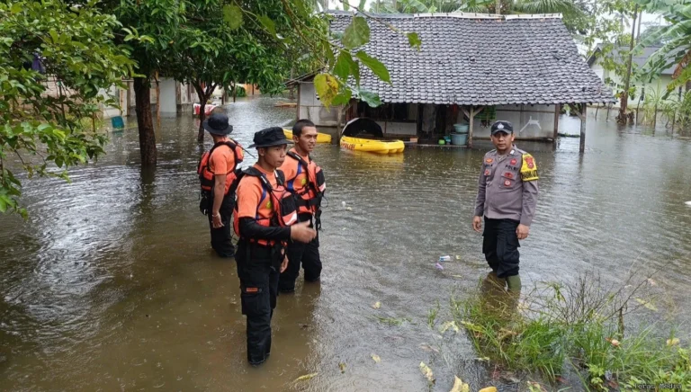 teras-media_l44GiJoc Polsek Wanasalam Tinjau Lokasi Banjir di Kampung Gendulen I Teras Media