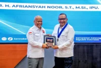 Foto: Wakil Menteri Ketenagakerjaan (Wamenaker) Afriansyah Noor menerima gelar AFEO Honorary Fellow.