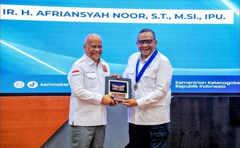 Foto: Wakil Menteri Ketenagakerjaan (Wamenaker) Afriansyah Noor menerima gelar AFEO Honorary Fellow.