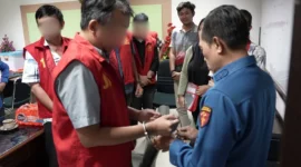 Keterangan foto : Tahap II penyerahan tersangka dan barang bukti terkait tindak pidana korupsi pemberian Kredit Usaha Rakyat (KUR) Mikro serta pengelolaan aset kas besar (khasanah) pada salah satu Bank Pemerintah Kantor Cabang Pembantu Semendo, Kabupaten Muara Enim, Kamis (12/2/2026)
