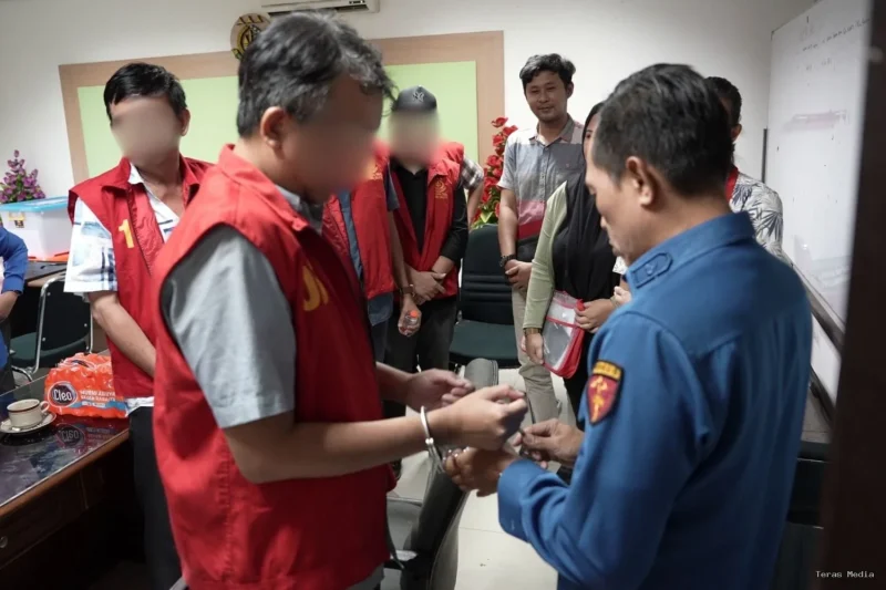 Keterangan foto : Tahap II penyerahan tersangka dan barang bukti terkait tindak pidana korupsi pemberian Kredit Usaha Rakyat (KUR) Mikro serta pengelolaan aset kas besar (khasanah) pada salah satu Bank Pemerintah Kantor Cabang Pembantu Semendo, Kabupaten Muara Enim, Kamis (12/2/2026)