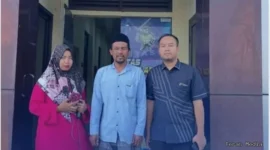 Keterangan foto : Al Amin dan Raden Elang Mulyana saat berada di Polres Pandeglang, Senin (23/2/2026)