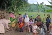 Keterangan foto: Warga Intan Jaya, Kecamatan Cimarga, Kabupaten Lebak, Jum'at (13/2/2026).