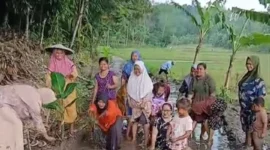 Keterangan foto: Warga Intan Jaya, Kecamatan Cimarga, Kabupaten Lebak, Jum'at (13/2/2026).