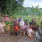 Keterangan foto: Warga Intan Jaya, Kecamatan Cimarga, Kabupaten Lebak, Jum'at (13/2/2026).
