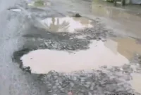 Keterangan foto: Kondisi Jalan Raya Pakuhaji–Sepatan yang mengalami kerusakan parah dengan lubang dan permukaan jalan tidak rata, mengganggu aktivitas dan keselamatan pengguna jalan.