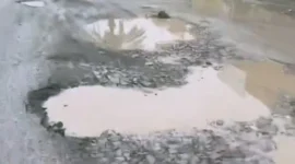 Keterangan foto: Kondisi Jalan Raya Pakuhaji–Sepatan yang mengalami kerusakan parah dengan lubang dan permukaan jalan tidak rata, mengganggu aktivitas dan keselamatan pengguna jalan.
