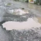 Keterangan foto: Kondisi Jalan Raya Pakuhaji–Sepatan yang mengalami kerusakan parah dengan lubang dan permukaan jalan tidak rata, mengganggu aktivitas dan keselamatan pengguna jalan.