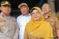 Keterangan foto : Perum (Bulog) Kantor Cabang Lebak–Pandeglang bersama Pemda telah mengambil langkah-langkah aktif dan komprehensif untuk menjamin pasokan yang melimpah serta mengendalikan harga di Pasar Badak Pandeglang, Selasa (24/2/2025)