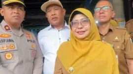 Keterangan foto : Perum (Bulog) Kantor Cabang Lebak–Pandeglang bersama Pemda telah mengambil langkah-langkah aktif dan komprehensif untuk menjamin pasokan yang melimpah serta mengendalikan harga di Pasar Badak Pandeglang, Selasa (24/2/2025)