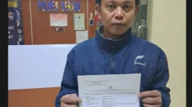 Keterangan foto : Seorang karyawan berinisial RA resmi melaporkan SP, yang diketahui menjabat sebagai Wakil Ketua Serikat Pekerja Nasional (SPN) di lingkungan PT Nikomas Gemilang, ke Satreskrim Polres Serang, Jumat (27/2/2026)
