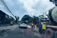 Keterangan foto : Pemeliharaan jalan di Kabupaten Lebak kembali menuai kritik keras tanpa Alat Pelindung Diri (APD), Minggu (15/2/2026)