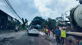 Keterangan foto : Pemeliharaan jalan di Kabupaten Lebak kembali menuai kritik keras tanpa Alat Pelindung Diri (APD), Minggu (15/2/2026)